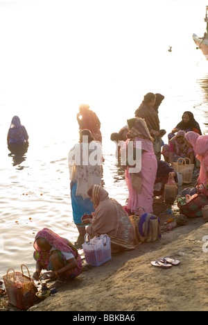 Indische Frauen beten und Darbringung für Fluss Ganges für die Hindus heilig. Assi Baden Ghat, Varanasi, Indien. Stockfoto