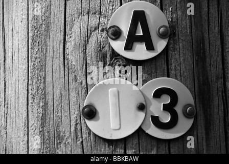 A13 Zeichen auf hölzernen Pfosten Stockfoto