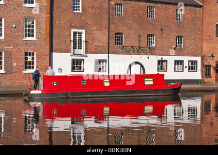 eine "schmale Boot" Bootfahren durch Birmingham Stockfoto