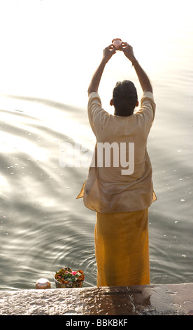 Heiliger Mann (Brahmanen) Gebet und Darbringung für Fluss Ganges für die Hindus heilig. Baden Ghats, Varanasi, Indien. Stockfoto