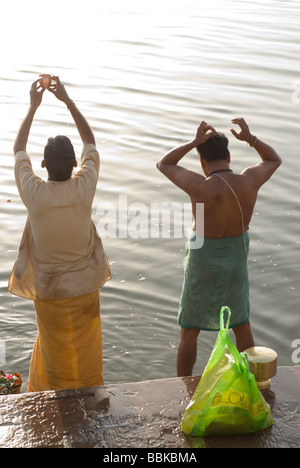 Heilige Männer (Brahmanen) Gebet und Darbringung für Fluss Ganges für die Hindus heilig. Baden Ghats, Varanasi, Indien. Stockfoto