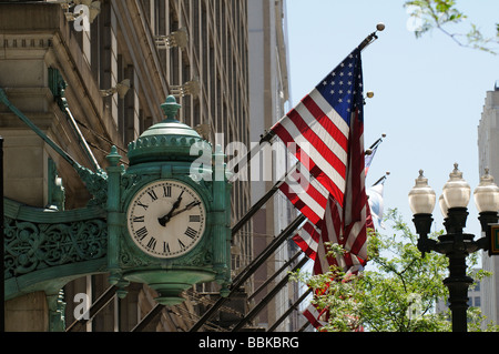 Uhr und Sterne und Streifen Flaggen auf Macys Store, Chicago, Illinois, USA die berühmte Uhr wurde im Jahr 1897 platziert Stockfoto