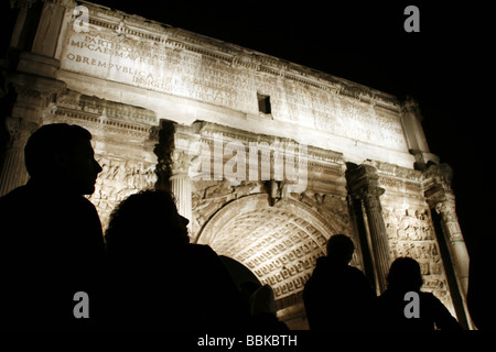 Settimio Severo Sieg Triumphbogen im römischen Forum beleuchtet in der Nacht, Rom Stockfoto