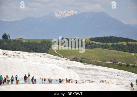 Weiße Travertinterrassen, Pamukkale, Provinz Denizli, Republik Türkiye Stockfoto