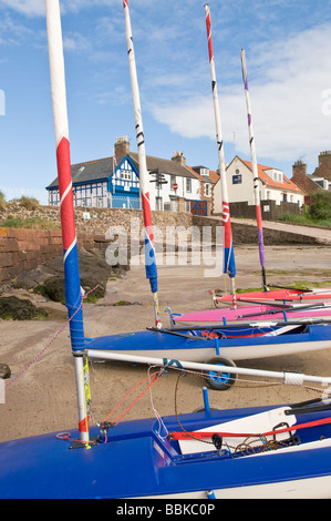 Topper Klasse Jollen am Strand in North Berwick, Schottland. Stockfoto