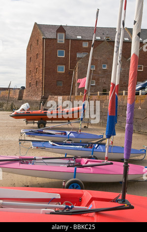 Topper Jollen am Strand in North Berwick, Schottland. Stockfoto