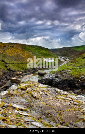 Das Dorf von Boscastle in Cornwall, England, Großbritannien, betrachtet aus über dem Hafen Stockfoto