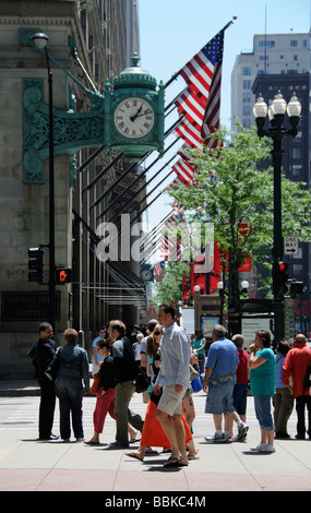 State Street Chicago USA Menschen auf dem Bürgersteig vor Macys Shop Stockfoto