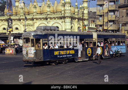 Calcutta, jetzt Kolkata, Indien, Straßenbahn vor Tipu Sultan Moschee Stockfoto