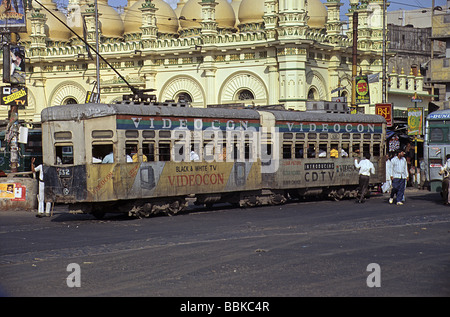 Calcutta, jetzt Kolkata, Indien, Straßenbahn vor Tipu Sultan Moschee Stockfoto