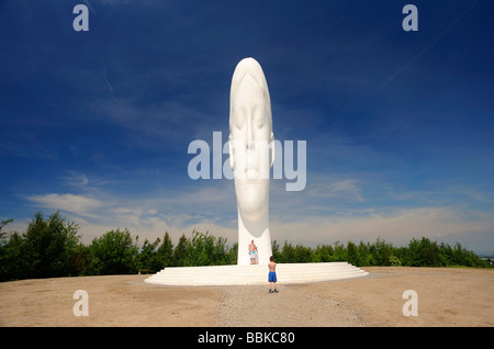 Der Traum, eine 20 Meter hohe Skulptur von Jaume Plensa auf dem Gelände der ehemaligen Zeche Sutton Manor. Stockfoto