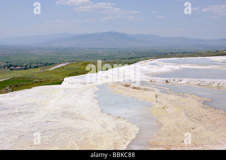 Weiße Travertinterrassen, Pamukkale, Provinz Denizli, Republik Türkiye Stockfoto