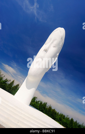 Der Traum, eine 20 Meter hohe Skulptur von Jaume Plensa auf dem Gelände der ehemaligen Zeche Sutton Manor. Stockfoto