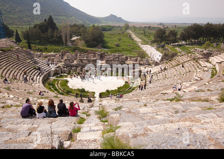 Touristen sitzen im Amphitheater in Ephesus-Türkei Stockfoto