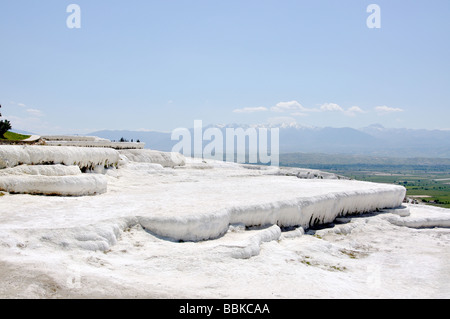 Weiße Travertinterrassen, Pamukkale, Provinz Denizli, Republik Türkiye Stockfoto