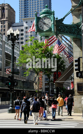 State Street Chicago Illinois USA Macys Kaufhaus und berühmte Uhr Stockfoto