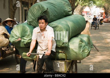 Vietnamesische Arbeiter, die Transport von Gütern am Grenzübergang in Hekou China Stockfoto