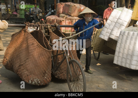 Vietnamesische Arbeiter, die Transport von Gütern am Grenzübergang in Hekou China Stockfoto