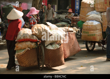 Vietnamesische Arbeiter, die Transport von Gütern am Grenzübergang in Hekou China Stockfoto