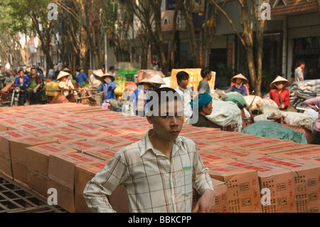 Vietnamesische Arbeiter, die Transport von Gütern am Grenzübergang in Hekou China Stockfoto