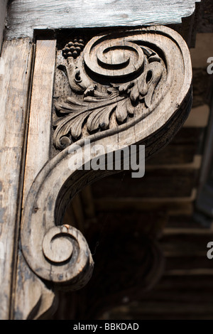 Kunstvoll geschnitzte mittelalterliche Tor im Stadtzentrum Tewkesbury, Gloucestershire, UK Stockfoto