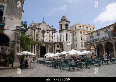 Sitze in Plaza De La Cathedral, Kathedrale de San Cristobal, Havanna, Kuba Stockfoto