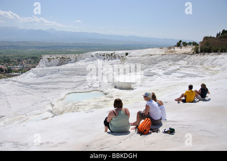 Weiße Travertinterrassen, Pamukkale, Provinz Denizli, Republik Türkiye Stockfoto