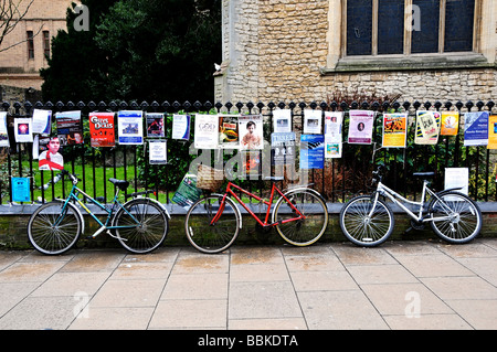 Fahrräder, angekettet an Raliings an der Universität Cambridge, England Stockfoto