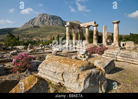 Blick über das 5. Cen BC-Gelände des Tempels des Apollo auf antike Korinth, Peloponnes, Griechenland Stockfoto