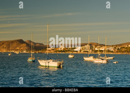 Boote im Bahia De La Paz bei Sonnenuntergang in La Paz, Baja California Sur, Mexiko Stockfoto