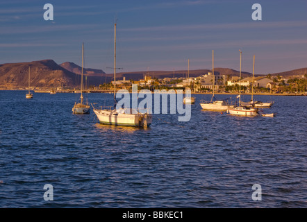 Boote im Bahia De La Paz bei Sonnenuntergang in La Paz, Baja California Sur, Mexiko Stockfoto