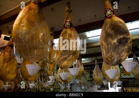 "Jamón de Trevélez" Härtung Schinken im Shop Granada, Trevelez, Sierra Nevada Mountains Region Spanien Stockfoto