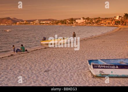 Menschen, Boote am Strand am Malecon, Sonnenuntergang in La Paz, Baja California Sur, Mexiko Stockfoto