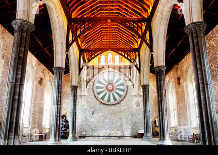 König Arthurs Tafelrunde in der großen Halle in Winchester, Hampshire, England, UK. Statue der Königin Victoria auf der linken Seite Stockfoto