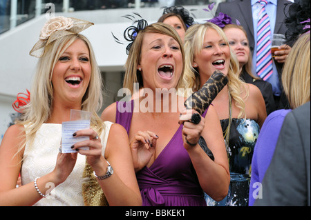 Zwei Frauen Rennen Gänger Damentag Epsom Rennen 2009 ihr Pferd anfeuern Stockfoto