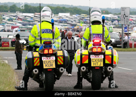 Polizei-Motorradfahrer bei der 2009 Epsom Derby England Uk Stockfoto