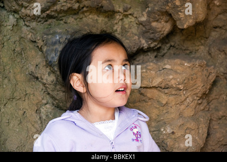Ein halb-Thai-Mädchen schaut einer vom Menschen verursachten Felsbogen Lincolnshire Skegness Promenade Stockfoto