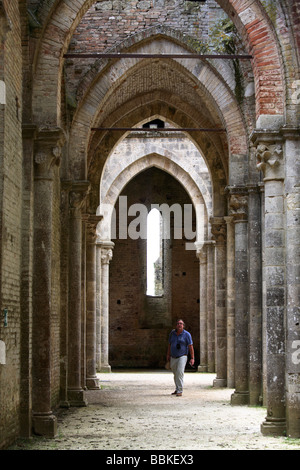 Die Ruinen der die dachlose San Galgano Abtei, Toskana, Italien Stockfoto