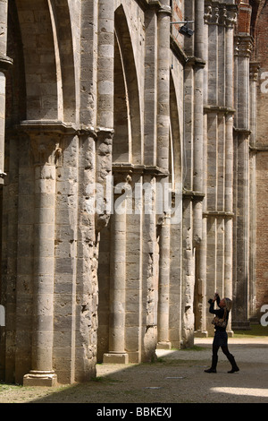 Die Ruinen der die dachlose San Galgano Abtei, Toskana, Italien Stockfoto