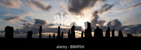 Callanish standing stones, Isle of Lewis, Äußere Hebriden, Schottland stürmischen Sonnenuntergang silhouette Panoramablick Stockfoto