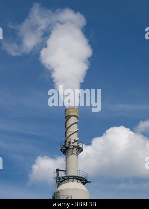 Lust auf Schornstein mit White Cloud gegen blauen Himmel Hafengebiet Rotterdam Zuid Holland Niederlande Stockfoto