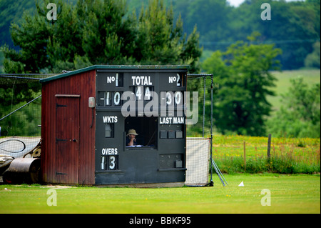 Eine Frau notiert die Noten auf einem lokalen Cricket-Match in cuckfield Stockfoto