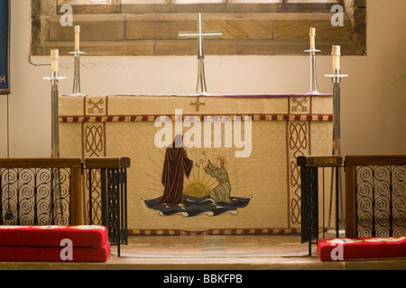 Der Altar und Tuch in einer englischen Pfarrkirche Stockfoto