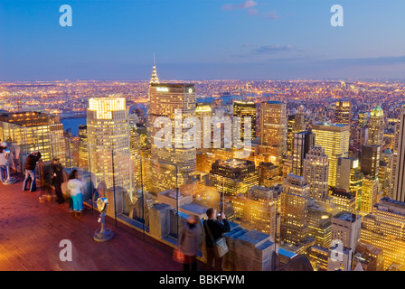 Blick auf Midtown Manhattan von oben von der Rock 30 Rockefeller Center in New York City. Stockfoto