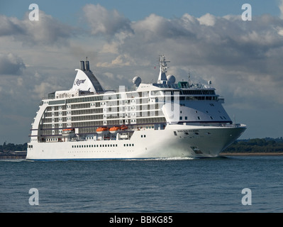 Kreuzfahrtschiff Seven Seas Voyager verlassen Southampton UK Stockfoto