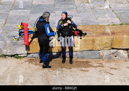 Zwei Taucher am Kai mit Dive kit Fort Bovisand Plymouth UK Stockfoto