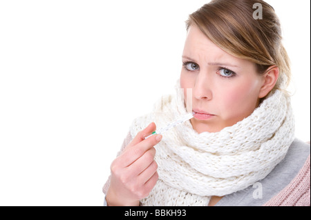 Voll isolierte Porträt einer schönen kaukasischen Frau mit Fieberthermometer Stockfoto