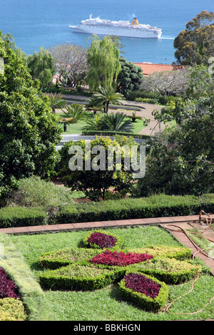 zeigen Sie an zum Atlantischen Ozean von der Botanic Gardens Madeira Stockfoto