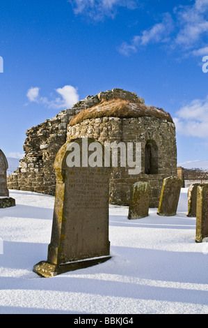 dh St Nikolaus Kirche ORPHIR ORKNEY Runde Kirk Kirchenschiff Ruin und Grabstein im Schnee Stockfoto