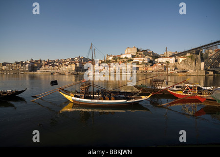 PORTO PORTUGAL alten suchen Boote mit leeren Fässern des Portweins Stockfoto